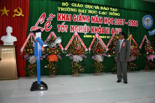 Robot tặng hoa