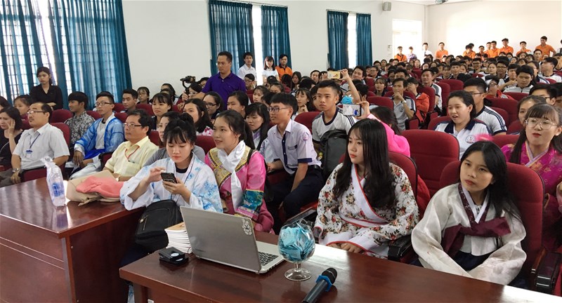 Học sinh trường Chu Văn An “mở hàng” Ngày hội hướng nghiệp tại ĐH Lạc Hồng