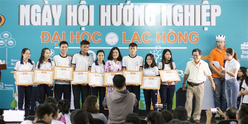 Học sinh trường Chu Văn An “mở hàng” Ngày hội hướng nghiệp tại ĐH Lạc Hồng