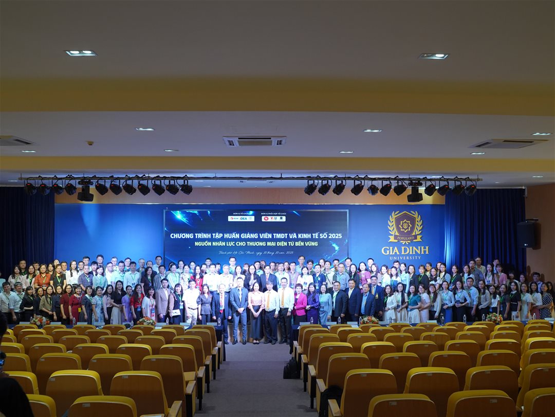 Hình ảnh tập thể GV tham gia tập huấn chụp ảnh kỷ niệm