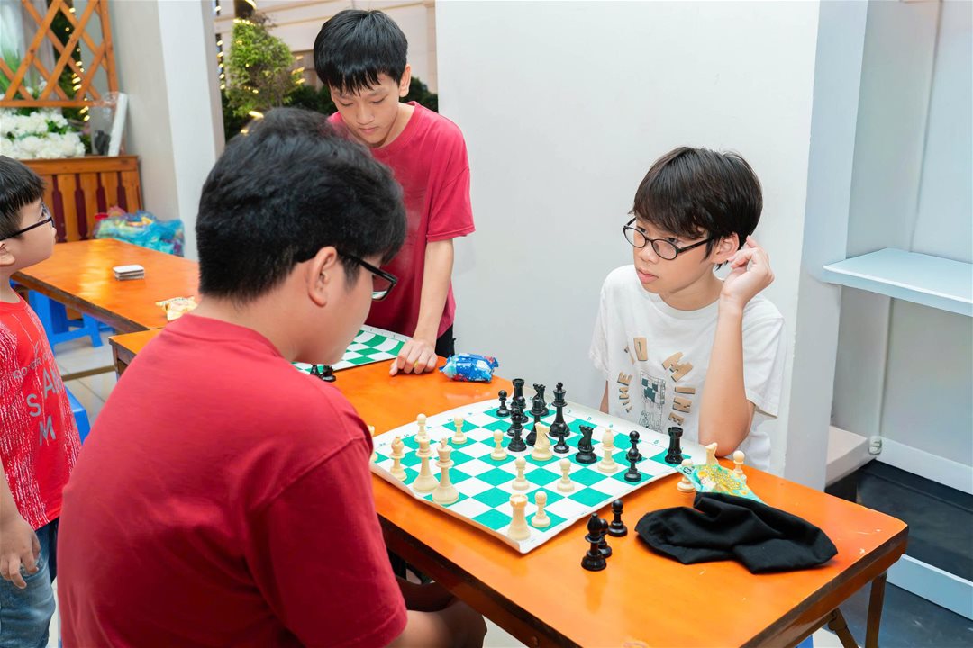 LHU gắn kết yêu thương, lan tỏa giá trị gia đình trong mùa Tết Trung thu Hướng đến chào mừng kỷ niệm 29 năm thành lập Trường Đại học Lạc Hồng (24/9/1997 – 24/9/2026), chiều ngày 19/9, Trường Đại học Lạc Hồng đã tổ chức chương trình “Ngày hội Gia đình LHU” và “Tết Trung thu – Tết LHU” dành cho con Nhà giáo, Người lao động (NGNLĐ) năm 2026, mở đầu cho không khí kỷ niệm bằng những khoảnh khắc vui tươi, ấm áp. Chương trình có sự tham dự của đông đảo gia đình cán bộ, giảng viên, người lao động cơ hữu trong trường, tạo nên không gian giao lưu gần gũi và đầy tiếng cười. Chương trình ảo thuật, tạo hình bong bóng dành cho các em nhỏ Mở đầu hoạt động, chương trình “Ngày hội Gia đình LHU” mang đến nhiều sân chơi dành cho các gia đình và các em nhỏ. Các cuộc thi Karaoke gia đình LHU, Tài năng nhí LHU, cờ tướng, cờ vua trở thành dịp để các thành viên cùng tham gia, thể hiện năng khiếu và tạo nên những khoảnh khắc đáng nhớ. Không khí ngày hội thêm phần sôi nổi khi các gia đình cùng cổ vũ, chia sẻ niềm vui trong các hoạt động chung. Hội thi cờ tướng, cờ vua cho con NGNLĐ Những hoạt động quen thuộc của mùa trăng tháng Tám được tái hiện qua chương trình “Tết Trung thu - Tết LHU” đưa các em nhỏ bước vào không gian Trung thu đầy màu sắc với trò chơi dân gian có thưởng, nặn bong bóng, thưởng thức bắp rang bơ, kẹo bông gòn, xem múa lân, rước đèn, ảo thuật và cùng nhau phá cỗ. Một số trò chơi vận động, trò chơi dân gian có thưởng tại chỗ Thông qua chương trình, Nhà trường thể hiện sự quan tâm đến đời sống tinh thần của NGNLĐ và gia đình, đồng thời tạo thêm không gian để các thành viên cùng kết nối và lưu giữ những kỷ niệm đẹp. Đây cũng là một trong những hoạt động góp phần vun đắp tinh thần đoàn kết, sẻ chia trong tập thể LHU. Đại gia đình LHU vui Trung thu cùng các em nhỏ Đặc biệt, diễn ra trong thời điểm hướng đến dấu mốc 29 năm thành lập Trường Đại học Lạc Hồng, những khoảnh khắc sum vầy của các gia đình càng góp phần làm nên không khí đặc biệt của mùa kỷ niệm. Từ những sân chơi nhỏ dành cho các em đến những phút giây giao lưu của các gia đình, tinh thần gắn bó và đồng hành tiếp tục được lan tỏa, tạo nên một mùa Trung thu trọn vẹn trong mái nhà chung LHU.