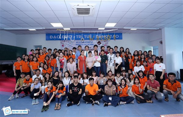 Sinh viên Nhật Bản trải nghiệm trò chơi giân dan Việt Nam
