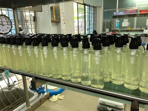 Nước rửa tay khô ngừa nCoV được Đại học Lạc Hồng sản xuất tại phòng học thí nghiệm