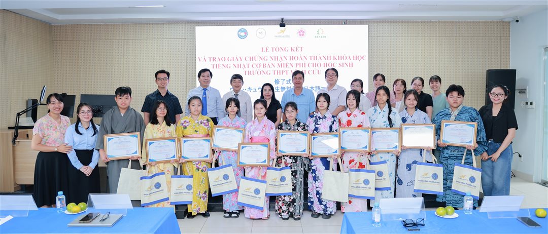 Lễ trao giấy chứng nhận hoàn thành khóa học tiếng Nhật cơ bản cho học sinh THPT Vĩnh Cửu Ngày 7/8/2025, tại Cơ sở 1 – Trường Đại học Lạc Hồng (LHU), đã diễn ra Lễ trao Giấy chứng nhận hoàn thành khóa học tiếng Nhật cơ bản dành cho học sinh Trường THPT Vĩnh Cửu. Chương trình do Khoa Đông phương học LHU chủ trì, với sự đồng hành của Công ty TNHH Sản xuất – Thương mại – Dịch vụ Baraen, nhằm ghi nhận kết quả học tập của các em học sinh và ghi dấu bước khởi đầu trên hành trình tiếp cận ngôn ngữ và văn hóa Nhật Bản. Buổi lễ có sự hiện diện của đông đảo đại biểu từ các đơn vị phối hợp, Về phía Trường Đại học Lạc Hồng có NGƯT.TS. Nguyễn Thị Thu Lan – Phó Hiệu trưởng; TS. Nguyễn Hữu Nghị – Trưởng Khoa Đông phương học cùng đội ngũ chuyên gia, giảng viên phụ trách khóa học. Về phía Nhà tài trợ có Cô Lê Thị Thảo Trang – Trưởng Phòng Đào tạo Công ty TNHH Sản xuất – Thương mại – Dịch vụ Baraen; Thầy Kato Takayuki – Phó Phòng Đào tạo Công ty; Cô Nguyễn Thị Liền – Giáo viên tiếng Nhật. Về phía khách mời có Ông Nguyễn Văn Quyết – Chủ tịch Hội hữu nghị Việt Nam – Nhật Bản tỉnh Đồng Nai; Cô Hachisuka Makiko – Chuyên gia tiếng Nhật thuộc Quỹ Giao lưu Quốc tế Nhật Bản tại Việt Nam. Về phía Trường THPT Vĩnh Cửu có Cô Bùi Thị Ngọc Nga – Hiệu trưởng; Thầy Mai Quốc Định và Thầy Lê Minh Việt – Phó Hiệu trưởng; cùng toàn thể học sinh tham gia lớp tiếng Nhật cơ bản. Khóa học tiếng Nhật cơ bản là một phần trong chuỗi hoạt động phối hợp giữa Khoa Đông phương học LHU và các trường THPT trên địa bàn tỉnh Đồng Nai. Mục tiêu của chương trình là giúp học sinh tiếp cận sớm với ngoại ngữ thứ hai, đặc biệt là tiếng Nhật – ngôn ngữ có vai trò quan trọng trong học tập, nghề nghiệp và hội nhập quốc tế. Mỗi học sinh tham gia đã được nhận học bổng trị giá 5 triệu đồng được tài trợ bởi Công ty TNHH Sản xuất – Thương mại – Dịch vụ Baraen, bao gồm toàn bộ học phí, tài liệu học tập và các hoạt động trải nghiệm văn hóa. Không chỉ học ngôn ngữ, học sinh còn được tham gia các buổi trải nghiệm văn hóa Nhật Bản, giao lưu với chuyên gia, qua đó mở rộng hiểu biết và khơi dậy niềm yêu thích tìm tòi tri thức mới. Lễ trao Giấy chứng nhận hoàn thành khóa học tiếng Nhật cơ bản cho học sinh THPT Vĩnh Cửu không chỉ là dịp ghi nhận nỗ lực học tập của các em, mà còn là minh chứng cho hiệu quả hợp tác giữa nhà trường, doanh nghiệp và các tổ chức giáo dục. Thành công của chương trình mở ra triển vọng nhân rộng mô hình, góp phần xây dựng nguồn nhân lực trẻ năng động, hội nhập và giàu tri thức.