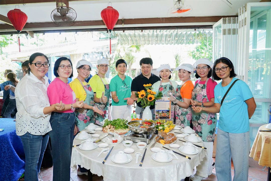 LHU tổ chức chuỗi hoạt động ý nghĩa chào mừng Ngày Quốc tế Phụ nữ 8/3, gắn kết Nhà giáo – Người lao động  Ngày 08/3/2026, Trường Đại học Lạc Hồng (LHU) đã tổ chức chuỗi hoạt động chào mừng 116 năm Ngày Quốc tế Phụ nữ (08/3/1910 – 08/3/2026) và chương trình “Bữa Cơm Tân niên Công đoàn” năm 2026 tại Hội quán Trấn Biên, dành cho đội ngũ Nhà giáo, Người lao động trong toàn trường. Chương trình được tổ chức nhằm tạo không gian giao lưu, gắn kết giữa các đơn vị trong toàn trường, đồng thời góp phần lan tỏa tinh thần đoàn kết, sẻ chia và xây dựng môi trường làm việc tích cực trong đại gia đình LHU. Hình 1 Điểm nhấn của chương trình là hội thi nấu ăn với chủ đề “Món lẩu ba miền”, thu hút sự tham gia của các công đoàn bộ phận trong toàn trường. Tại hội thi, các đội đã cùng nhau thể hiện sự khéo léo và sáng tạo trong chế biến những món lẩu đặc trưng của ẩm thực ba miền Bắc – Trung – Nam. Không chỉ chú trọng hương vị, các đội còn đầu tư công phu trong cách trình bày và thuyết trình ý tưởng món ăn, mang đến nhiều sắc màu ẩm thực phong phú và hấp dẫn. Không khí hội thi diễn ra sôi nổi với sự cổ vũ nhiệt tình của các cổ động viên, tạo nên một sân chơi giao lưu vui tươi, góp phần tăng cường sự gắn kết giữa các đơn vị trong nhà trường. Hình 2 Trong khuôn khổ chương trình, Ban tổ chức cũng đã trao giải cuộc thi ảnh “Duyên dáng áo dài LHU 2026”, nhằm tôn vinh vẻ đẹp duyên dáng, thanh lịch của nữ cán bộ, giảng viên và người lao động trong tà áo dài truyền thống. Những bức ảnh dự thi không chỉ ghi lại những khoảnh khắc đẹp của đội ngũ nữ Nhà giáo – Người lao động LHU mà còn lan tỏa hình ảnh người phụ nữ hiện đại, tự tin, năng động và đầy nhiệt huyết trong công việc. Cuộc thi đã nhận được sự hưởng ứng tích cực từ các đơn vị trong trường, góp phần lan tỏa giá trị văn hóa truyền thống và tôn vinh vẻ đẹp của người phụ nữ Việt Nam. Hình 3 Sau các hoạt động thi và trao giải, toàn thể Nhà giáo và Người lao động đã cùng tham gia chương trình “Bữa cơm Tân niên Công đoàn” trong không khí thân tình, ấm áp. Đây là dịp để các thành viên trong đại gia đình LHU cùng gặp gỡ, giao lưu, chia sẻ niềm vui đầu năm; qua đó tăng cường tinh thần đoàn kết, xây dựng môi trường làm việc tích cực và gắn bó trong toàn trường.  Chuỗi hoạt động chào mừng Ngày Quốc tế Phụ nữ 8/3 không chỉ thể hiện sự quan tâm của nhà trường đối với đội ngũ nữ Nhà giáo và Người lao động mà còn góp phần lan tỏa những giá trị tốt đẹp, xây dựng văn hóa đoàn kết và nhân văn trong cộng đồng LHU.